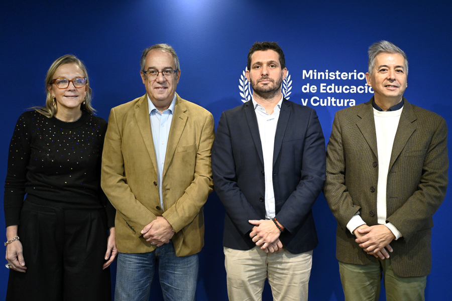 Autoridades posan para foto