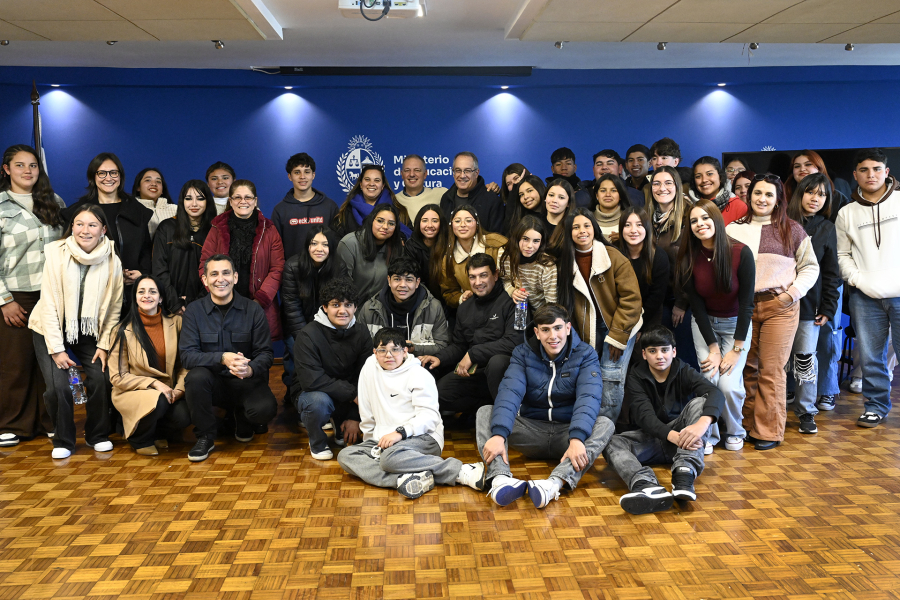 Jóvenes y autoridades posan para foto