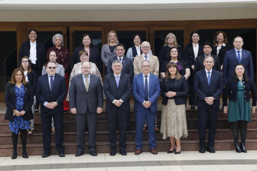 Autoridades posan para foto