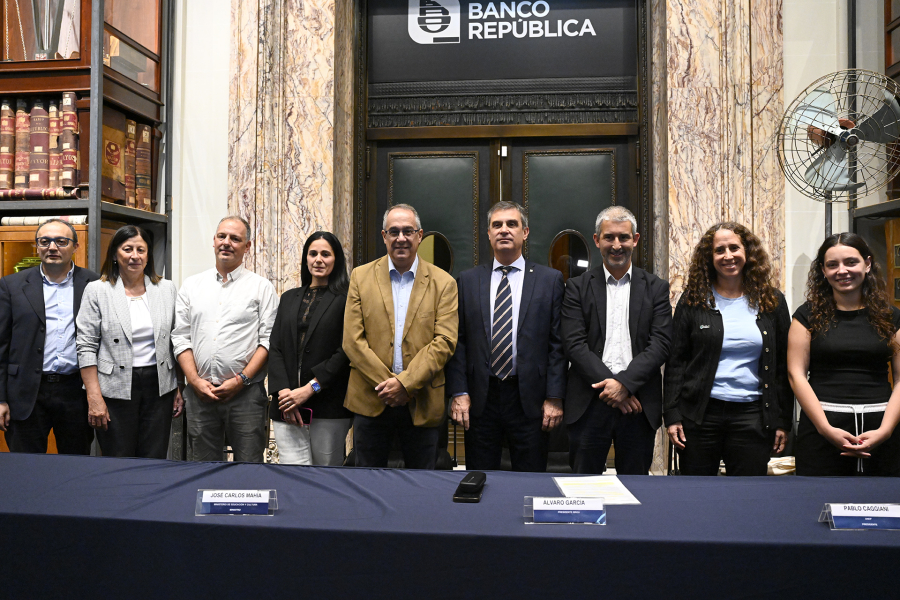 Autoridades posan para foto