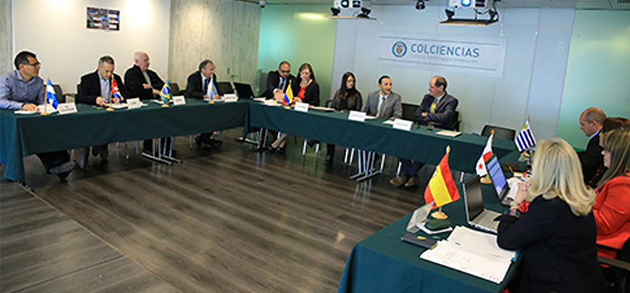 Personas al rededor de una mesa en la reunión en COLCIENCIAS, Colombia