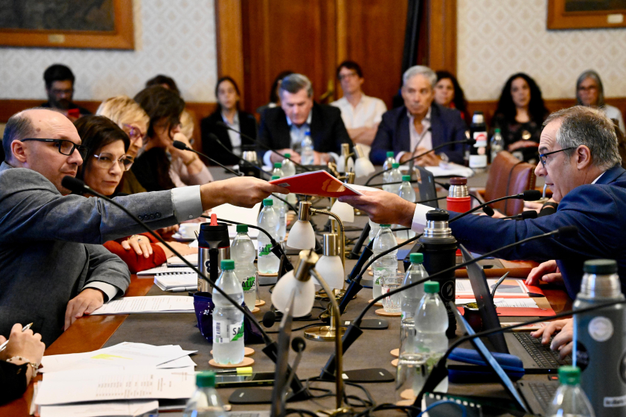 Ministro de Eduación y Cultura, José Carlos Mahía en la mesa de autoridades.