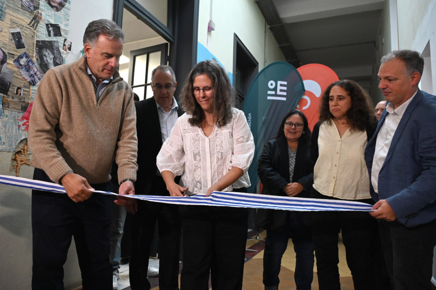 Autoridades cortando la cinta