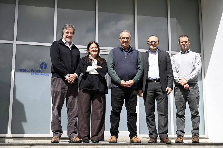 Autoridades en la puerta del Institut Pasteur