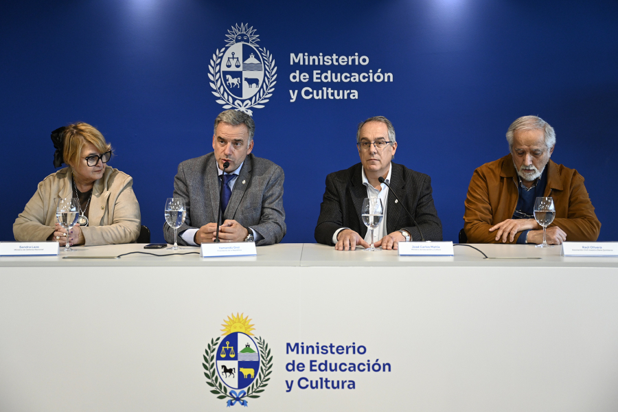 Autoridades dan el anuncio a las personas presentes