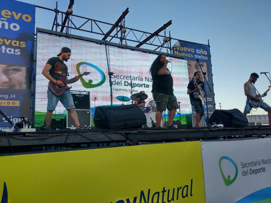 músicos tocando en el escenario