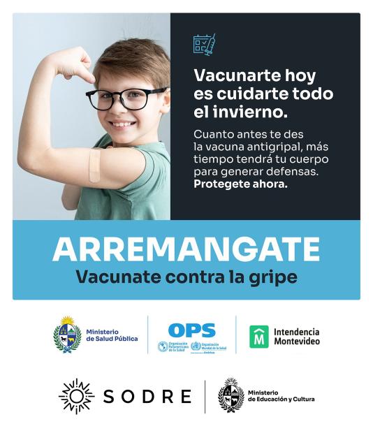 Niño mostrando su brazo con una curita donde se dio la vacuna