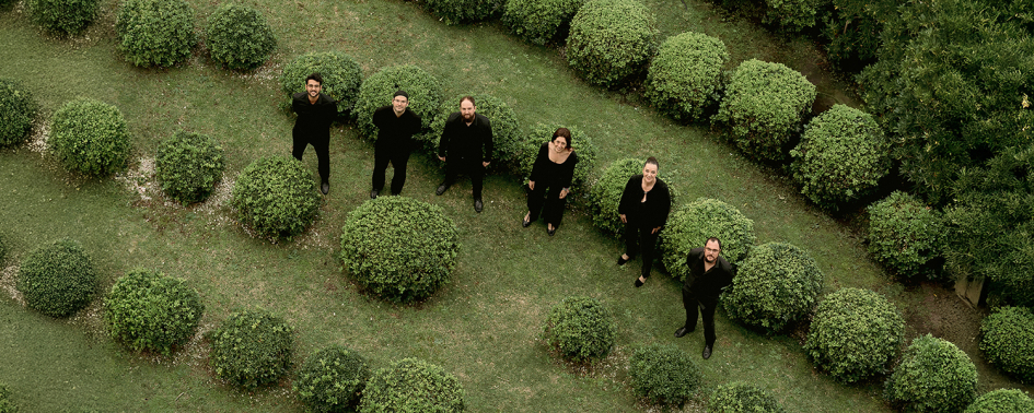 Integrantes del Conjunto Nacional de Música de Cámara mirando hacia la cámara que esta arriba