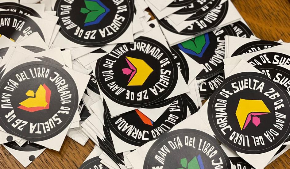 Pegotines por campaña del Día Nacional del Libro. Pegotines por campaña del Día Nacional del Libro.