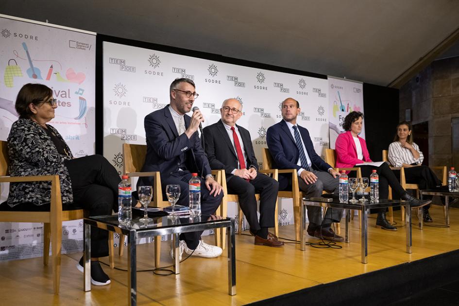 Plano general de la conferencia de prensa