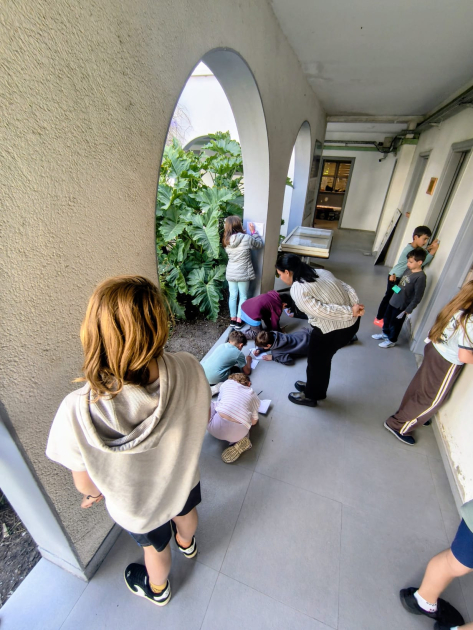 Participantes de la actividad en el jardín del instituto