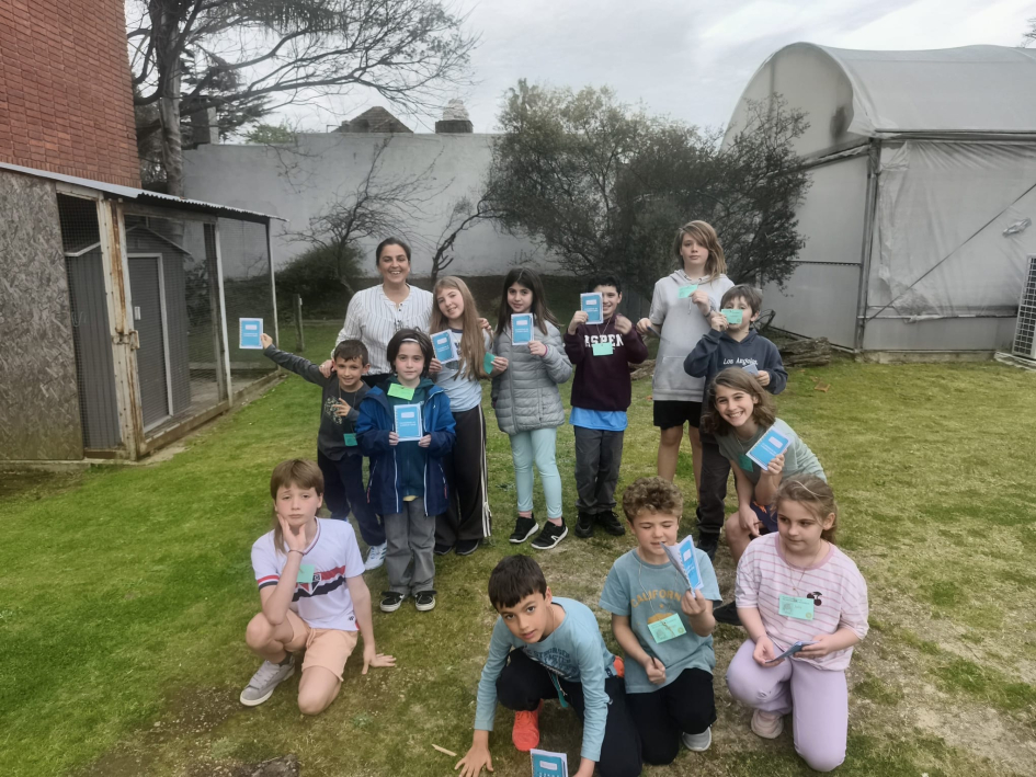 Participantes de la actividad con sus diplomas