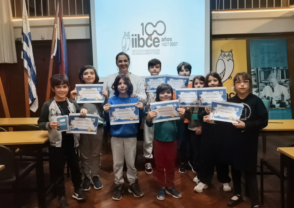 Participantes de la actividad con sus diplomas