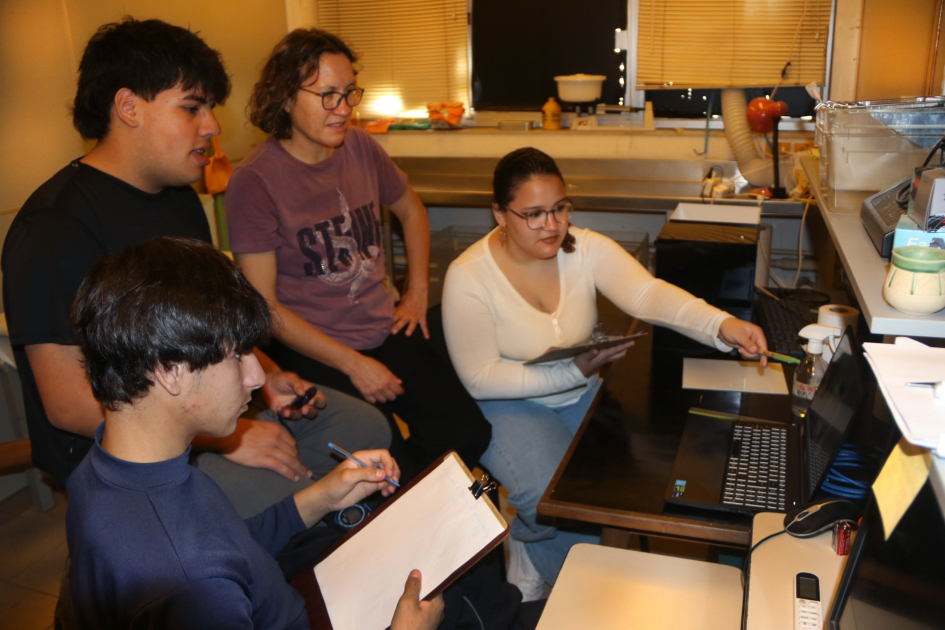 Jessika Urbanavicius, investigadora del instituto, junto a estudiantes de la micropasantía. Jessika Urbanavicius, investigadora del instituto, junto a estudiantes de la micropasantía.