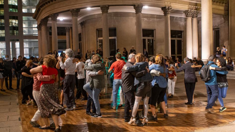 Parejas bailando en el Solís