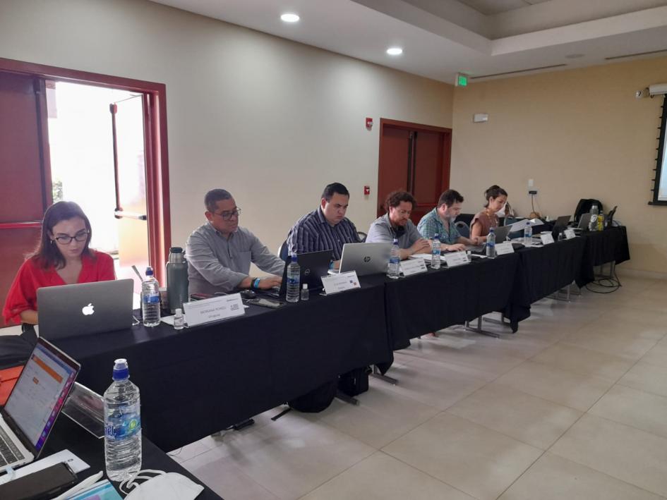 Participantes sentados frente a sus computadoras personales