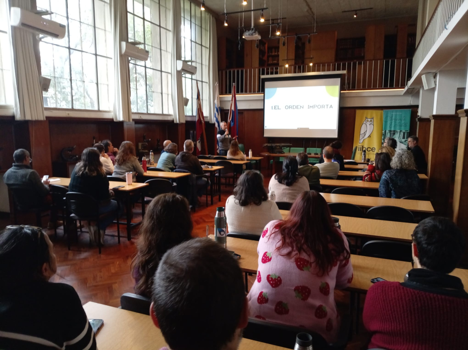 Martín Otheguy y público asiste a su seminario en el Salón de Actos del instituto Martín Otheguy y público asiste a su seminario en el Salón de Actos del instituto