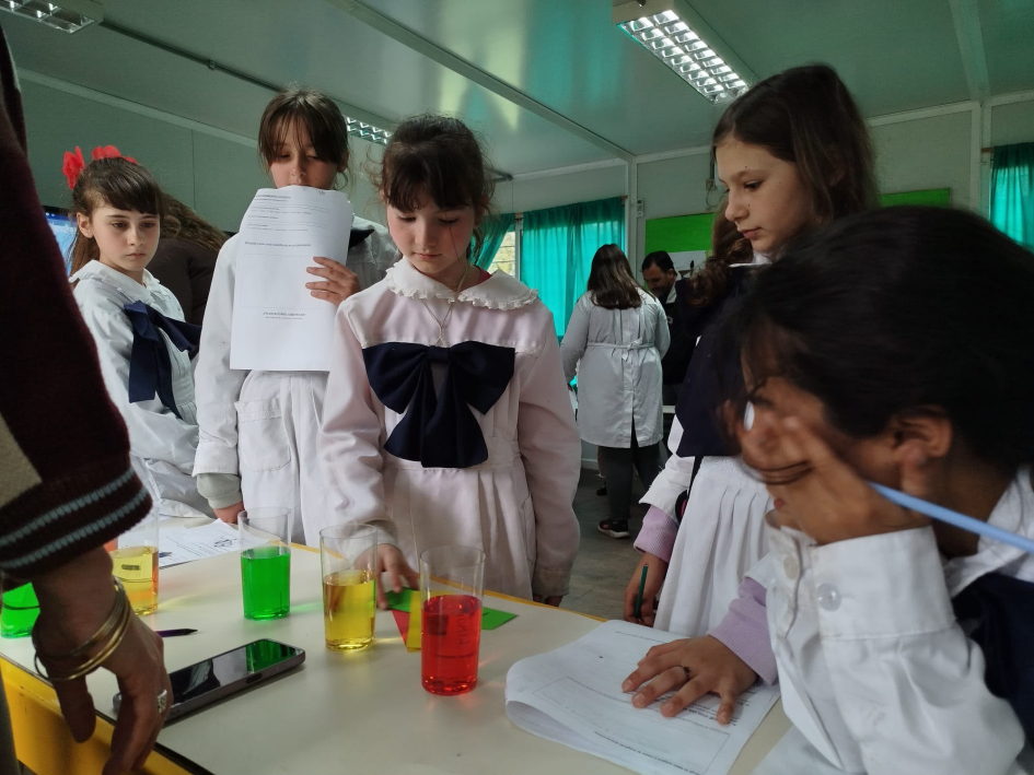 Escolares participando de la actividad