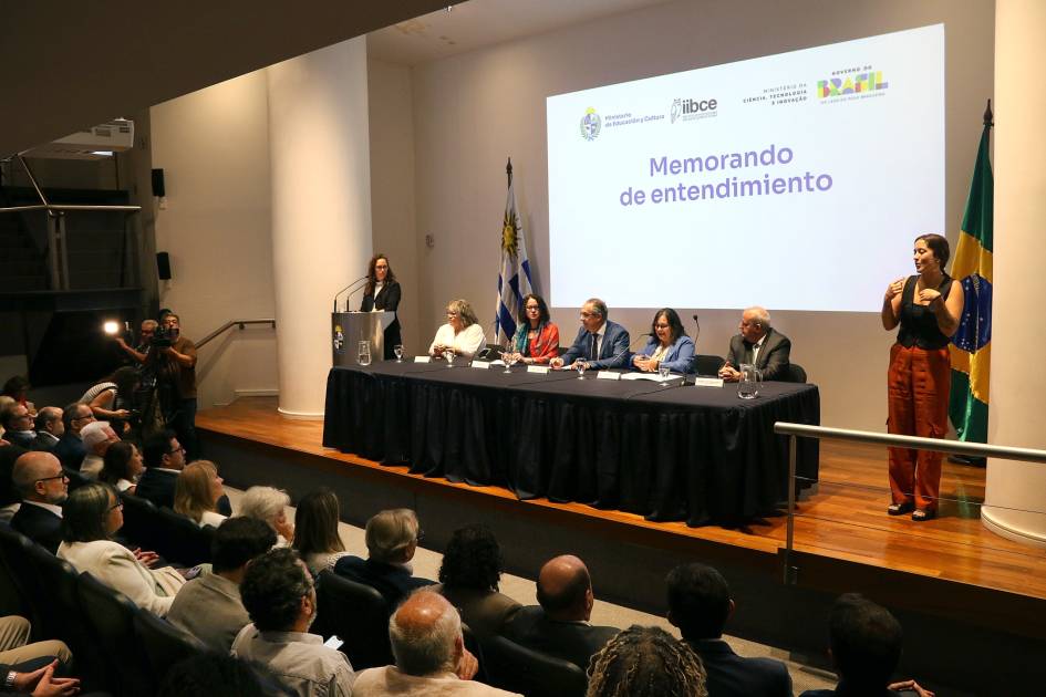Imagen de la actividad de firma del memorando para la Creación del Centro Uruguay-Brasil