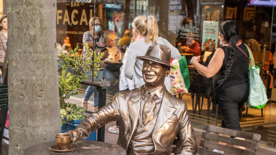 Monumento a Carlos Gardel, Bar Facal. Monumento a Carlos Gardel, Bar Facal.