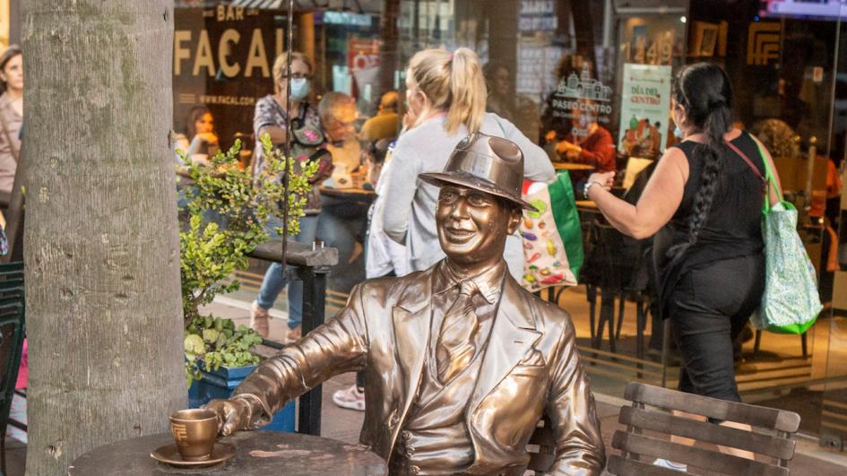 Monumento a Carlos Gardel, Bar Facal.