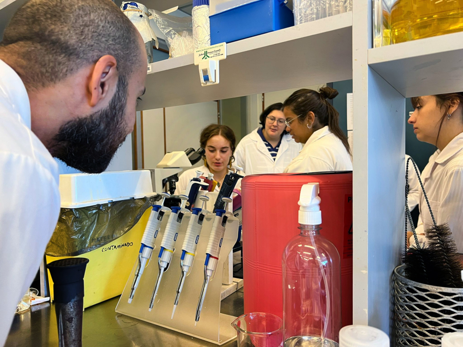 Investigadores del IIBCE Diego Vázquez y Sofía Palacios en el laboratorio junto a estudiantes Investigadores del IIBCE Diego Vázquez y Sofía Palacios en el laboratorio junto a estudiantes