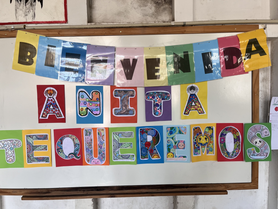 Cartel de bienvenida a Anita Aisenberg en la escuela