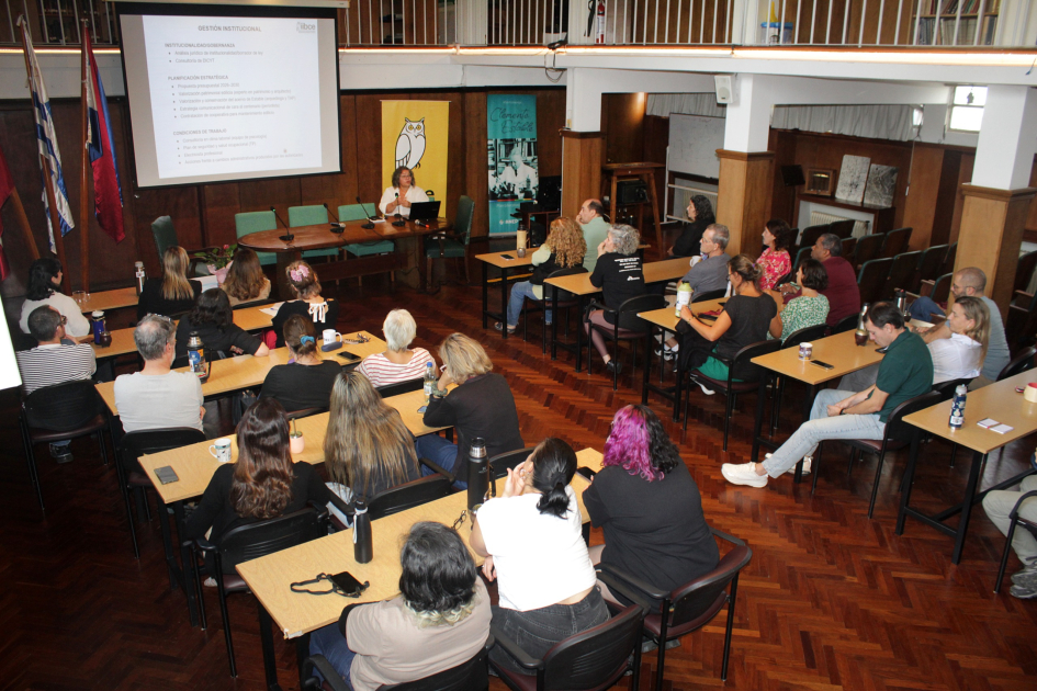 Trabajadores y trabajadoras del IIBCE durante la presentación de la Memoria anual 2025