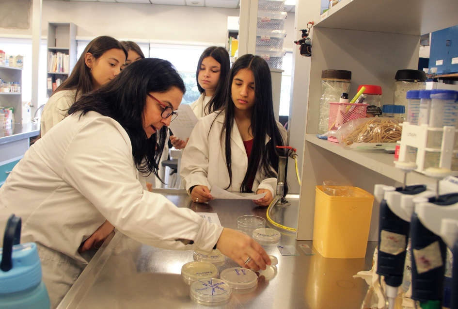 Vanesa Amarelle, investigadora del instituto, junto a estudiantes de la micropasantía Vanesa Amarelle, investigadora del instituto, junto a estudiantes de la micropasantía