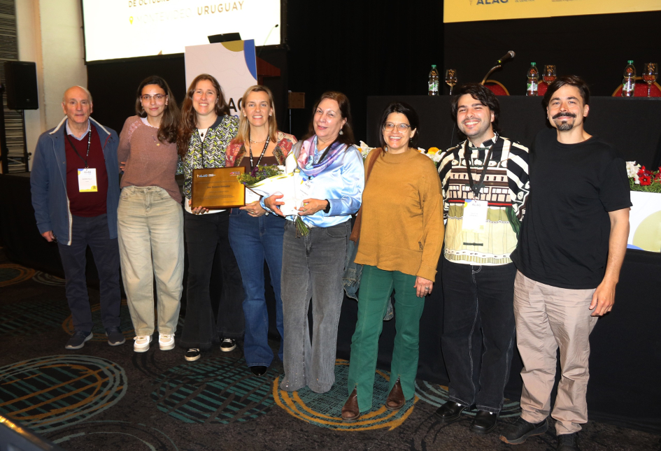 Susana González con placa de reconocimiento junto a compañeras y colegas. Susana González con placa de reconocimiento junto a compañeras y colegas.
