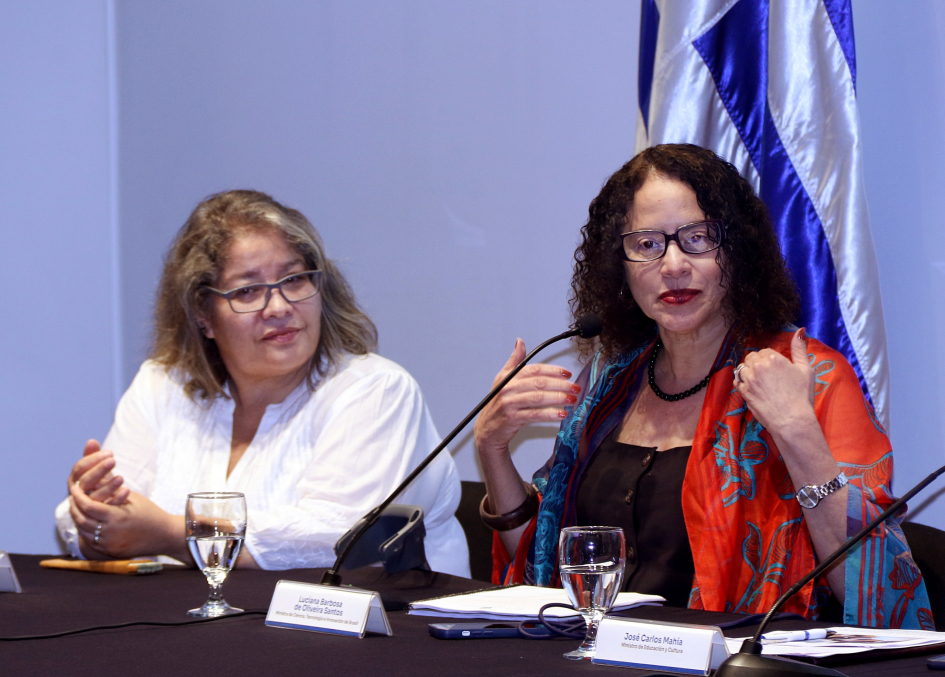 Silvia Olivera y Luciana Barbosa en la firma del memorando de creación del Centro Uruguay-Brasil