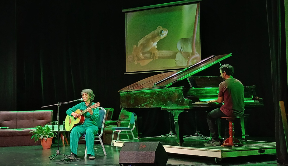 Cantautora Mariana Lucía durante el evento Ciencia al toque en Teatro Lavalleja de Minas