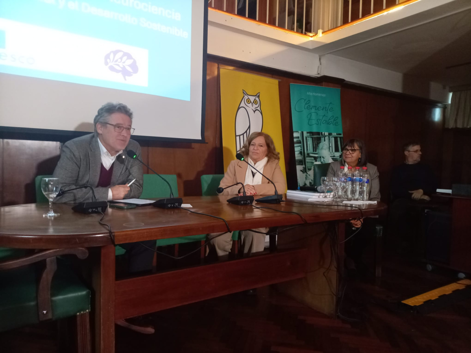 Ernesto Fernández Polcuch, de Unesco Montevideo, y Anabel Fernández, de Investiga Uy Ernesto Fernández Polcuch, de Unesco Montevideo, y Anabel Fernández, de Investiga Uy