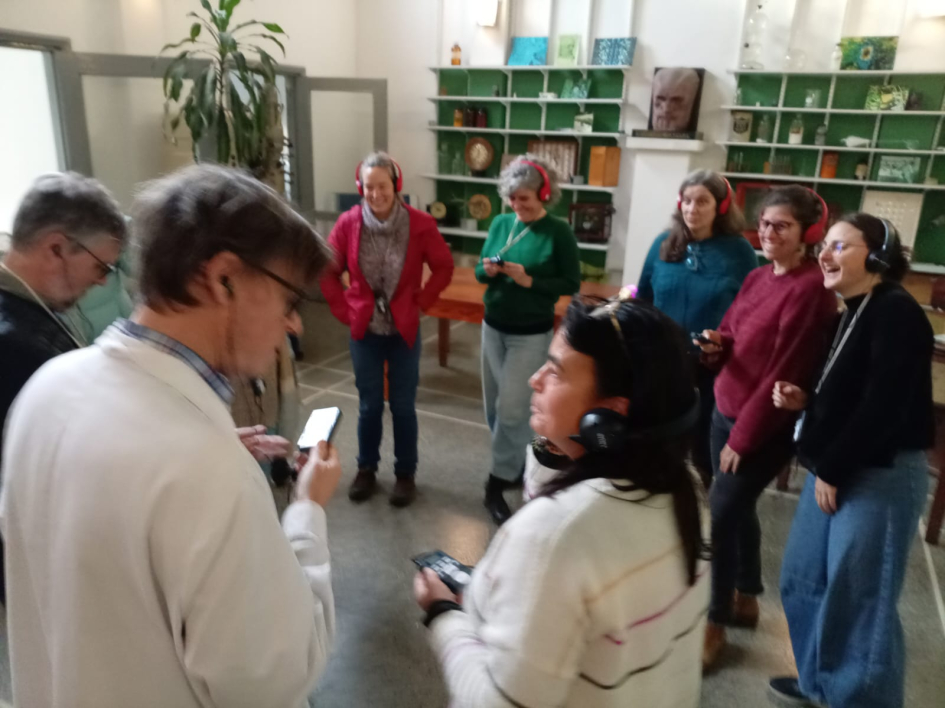 Artista y participantes de «Radio Clemente»