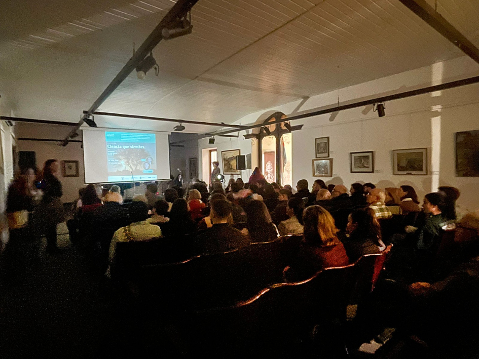 Público asistente durante la inauguración de «Ciencia que siembra» en el Museo de San José Público asistente durante la inauguración de «Ciencia que siembra» en el Museo de San José