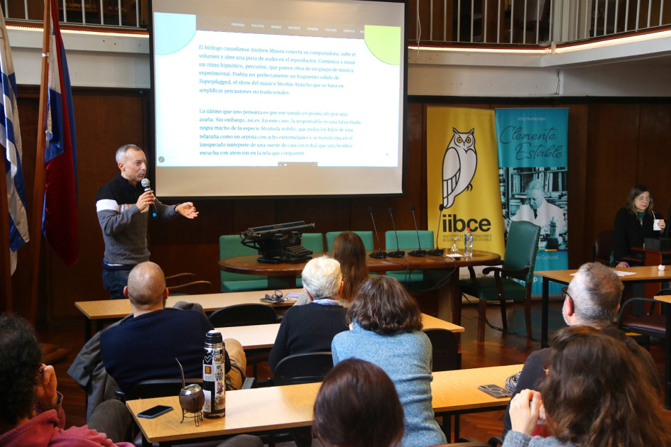 Martín Otheguy y público asiste a su seminario en el Salón de Actos del instituto Martín Otheguy y público asiste a su seminario en el Salón de Actos del instituto