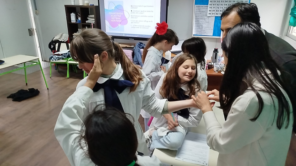 Escolares participando de la actividad