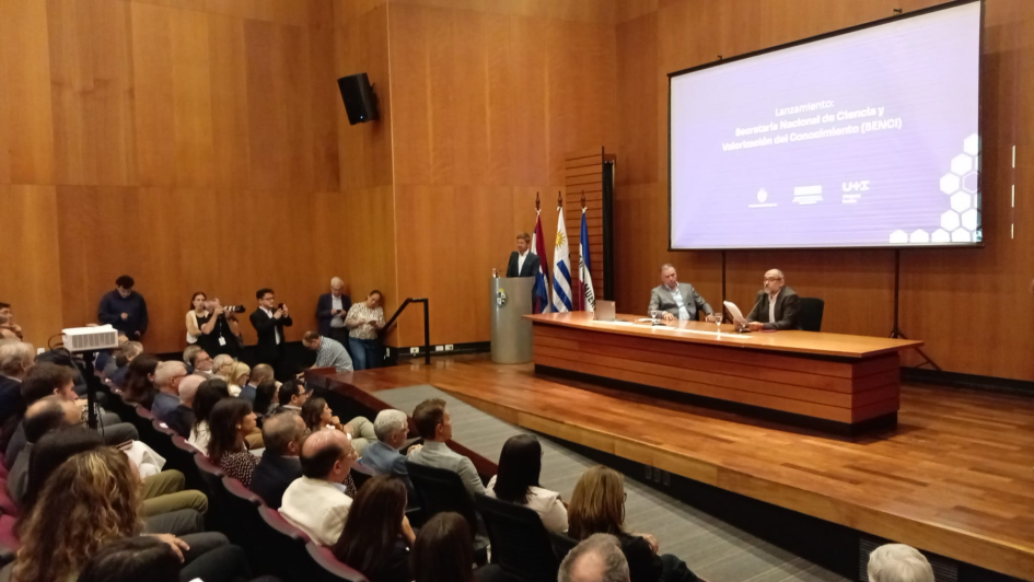 David González, secretario nacional de la Senci, y el Presidente de la República,Yamandú Orsi