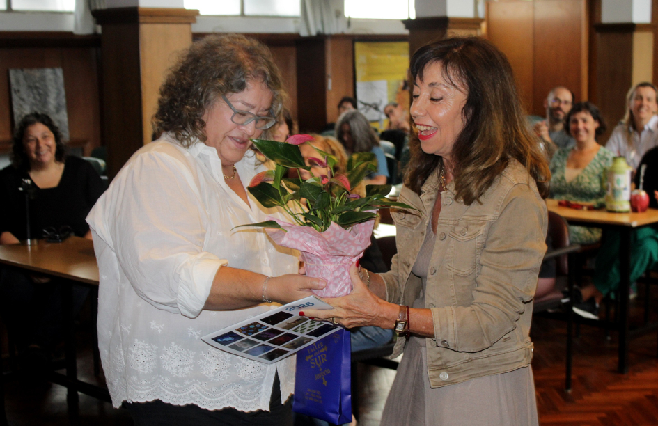 Silvia Olivera entrega un presente en homenaje a su compromiso y profesionalismo a Carolina Saldías