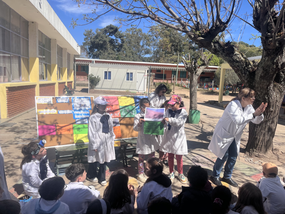 Niños y niñas de la escuela en actividad de presentación de su investigación