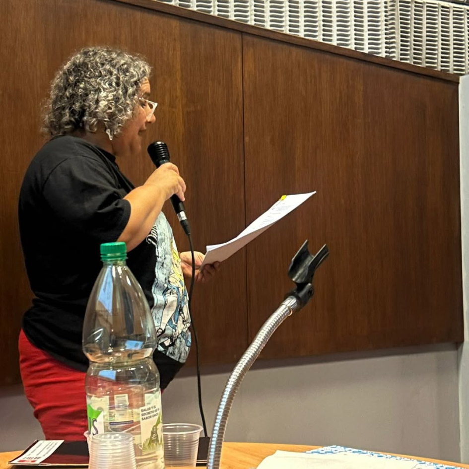 A través de la pantalla: mediar la lectura en redes sociales / Deborá Núñez @palabrasconrulos 