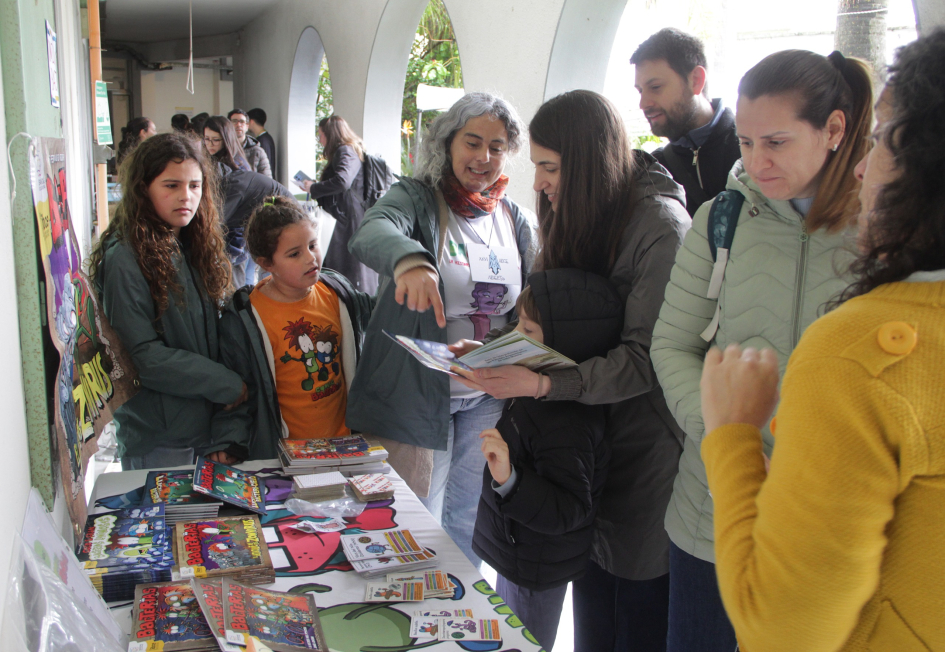 Estand de Cómic Bacterias en el IIBCE Abierto 2026 Estand de Cómic Bacterias en el IIBCE Abierto 2026