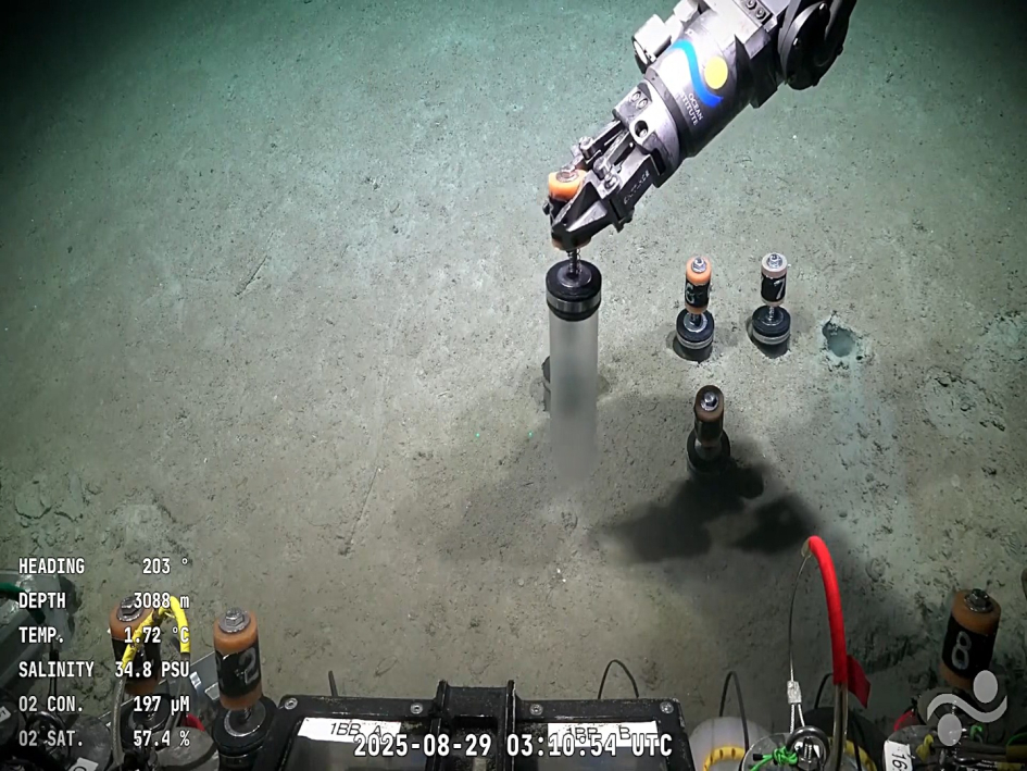 Toma de muestras durante la expedición Uruguay Sub 200 en el fondo del océano uruguayo