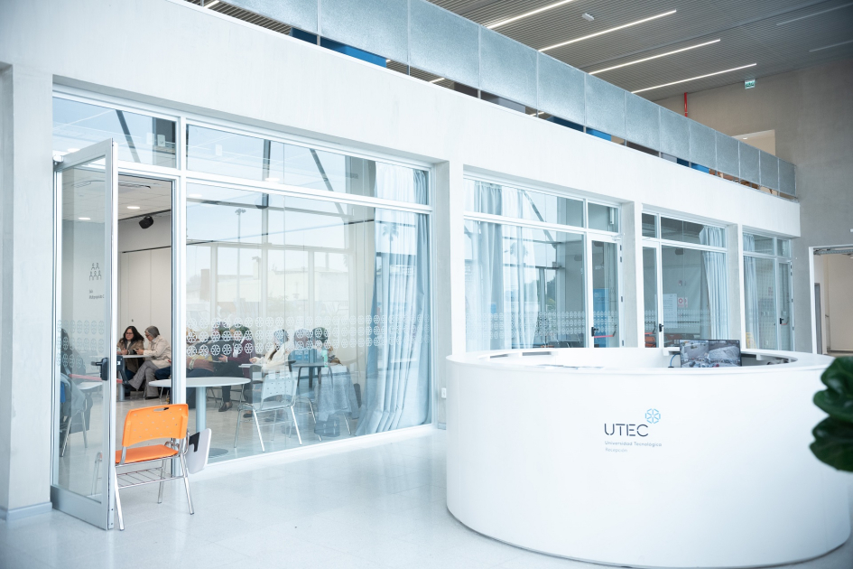 Entrada a sala en la UTEC