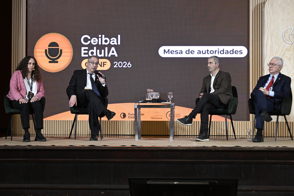 Plano general de las autoridades en panel de apertura