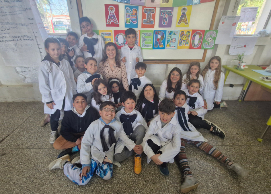 Anita Aisenberg junto a niños y niñas de la escuela