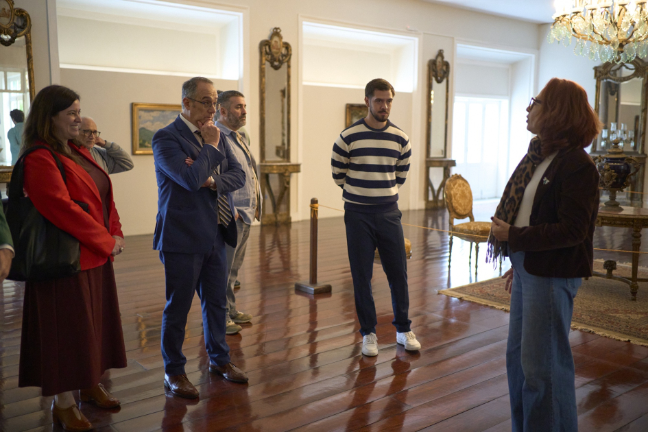Ministro junto a autoridades recorren un museo