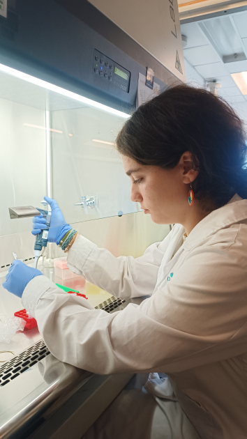 Estudiante participante del programa en el laboratorio. Estudiante participante del programa en el laboratorio.
