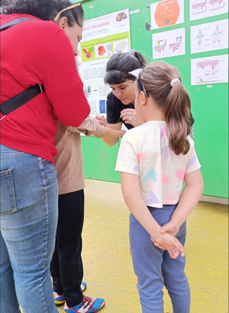 La investigadora Cecilia Jalabert, del Instituto Clemente Estable experimentando con la percepción d
