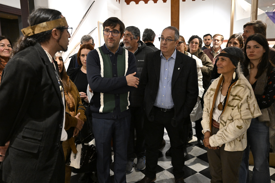 Ministro de Educación y Cultura, José Carlos Mahía, acompañado del colectivo indígena 